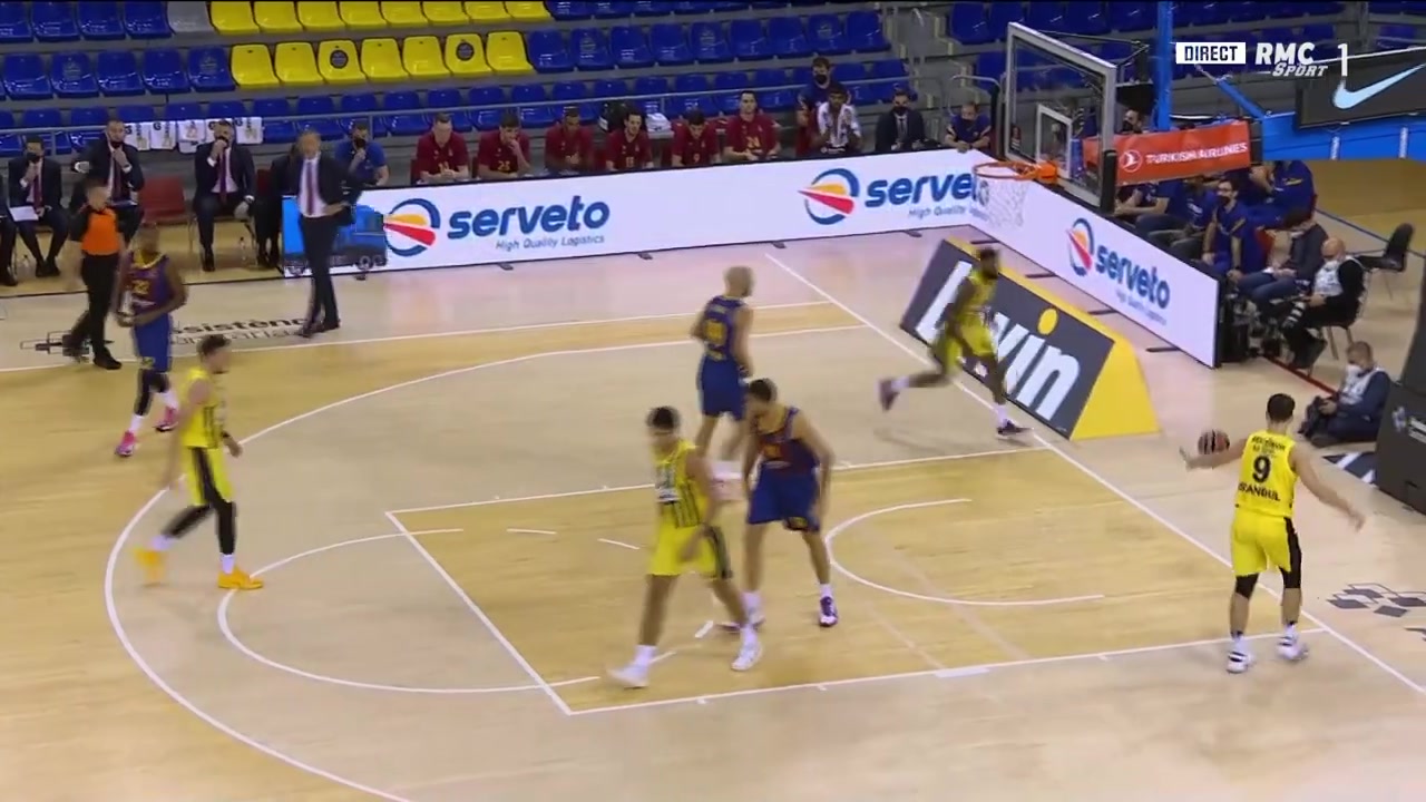 广东攻守兼备显示冠军相（广东攻防俱佳尽显冠军气质）